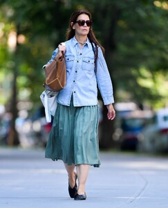 katie-holmes-nyc-chic-mastering-casual-elegance-in-denim-and-green-08-23-2024-7.jpg