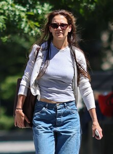 katie-holmes-nyc-style-a-chic-moment-amid-college-send-off-3.thumb.jpg.38d0643ea6bfd8e5c4023d02a8621220.jpg