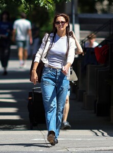katie-holmes-nyc-style-a-chic-moment-amid-college-send-off-4.thumb.jpg.63ed80304184979bcfbcb7c2adaa0bff.jpg