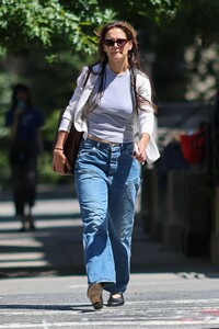 katie-holmes-nyc-style-a-chic-moment-amid-college-send-off-5.thumb.jpg.d3cb99ba88248cac5c675f7336cbd0dd.jpg