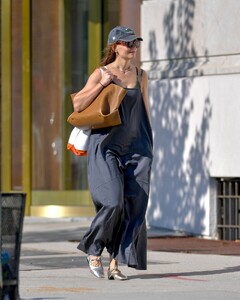 katie-holmes-on-a-stroll-in-new-york-city-08-22-2024-3.jpg