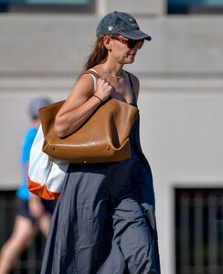 katie-holmes-on-a-stroll-in-new-york-city-08-22-2024-6.jpg