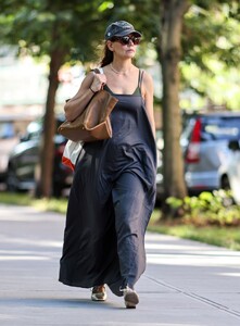 katie-holmes-on-a-stroll-in-new-york-city-08-22-2024-9.jpg