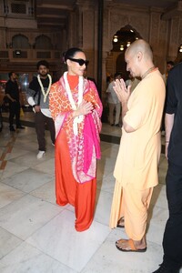 kim-kardashian-and-khloe-kardashian-visited-a-traditional-indian-temple-in-mumbai-07-13-2024-10.jpg