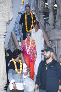 kim-kardashian-and-khloe-kardashian-visited-a-traditional-indian-temple-in-mumbai-07-13-2024-12.jpg