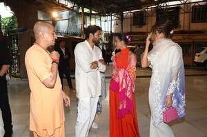 kim-kardashian-and-khloe-kardashian-visited-a-traditional-indian-temple-in-mumbai-07-13-2024-3.jpg