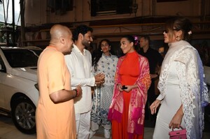 kim-kardashian-and-khloe-kardashian-visited-a-traditional-indian-temple-in-mumbai-07-13-2024-4.jpg