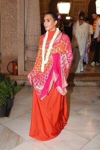 kim-kardashian-and-khloe-kardashian-visited-a-traditional-indian-temple-in-mumbai-07-13-2024-9.jpg