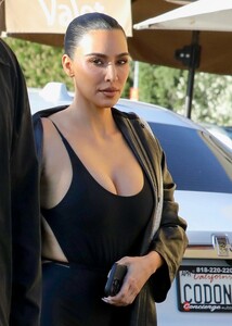 kim-kardashian-arrives-to-meet-ivanka-trump-and-jared-kushner-for-dinner-at-nobu-restaurant-in-malibu-08-13-2024-8.jpg