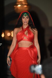 kim-kardashian-channels-princess-jasmine-in-mumbai-a-fashion-fairytale-3.jpg