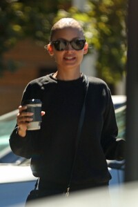 nicole-richie-in-all-black-for-a-chic-casual-look-during-her-day-out-08-22-2024-1.jpg