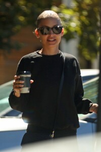 nicole-richie-in-all-black-for-a-chic-casual-look-during-her-day-out-08-22-2024-3.jpg