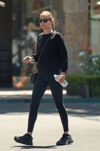 nicole-richie-in-all-black-for-a-chic-casual-look-during-her-day-out-08-22-2024-5.jpg