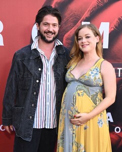 pregnant-jane-levy-at-alien-romulus-premiere-in-los-angeles-08-12-2024-3.jpg