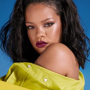 rihanna-for-fenty-beauty-body-lava-2019-1.jpg