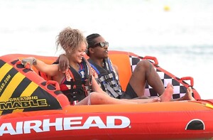 rihanna-on-the-beach-in-barbados-08-06-2024-0.jpg