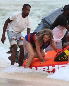 rihanna-on-the-beach-in-barbados-08-06-2024-1.jpg