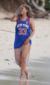 rihanna-on-the-beach-in-barbados-08-06-2024-2.jpg