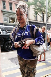 rihanna-s-nyc-street-style-redefining-comfort-with-high-end-flair-7.jpg