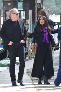 salma-hayek-and-zoe-saldana-out-in-venice-04-18-2024-3.jpg