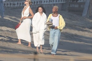 selena-gomez-and-boyfriend-benny-blanco-beach-party-in-malibu-07-04-2024-1.jpg