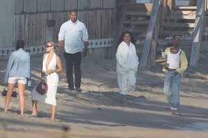selena-gomez-and-boyfriend-benny-blanco-beach-party-in-malibu-07-04-2024-2.jpg