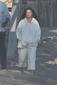 selena-gomez-and-boyfriend-benny-blanco-beach-party-in-malibu-07-04-2024-4.jpg