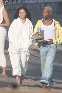selena-gomez-and-boyfriend-benny-blanco-beach-party-in-malibu-07-04-2024-7.jpg