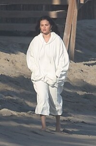selena-gomez-and-boyfriend-benny-blanco-beach-party-in-malibu-07-04-2024-9.jpg