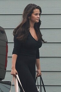selena-gomez-exits-her-rental-beach-home-in-malibu-07-13-2024-6.jpg