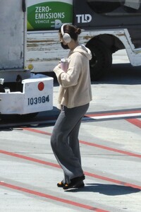 selena-gomez-keeps-us-guessing-at-lax-08-17-2024-3.jpg