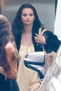 selena-gomez-leaving-a-beach-house-in-malibu-07-20-2024-1.jpg
