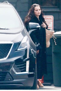 selena-gomez-leaving-a-beach-house-in-malibu-07-20-2024-2.jpg
