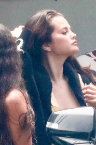 selena-gomez-leaving-a-beach-house-in-malibu-07-20-2024-3.jpg