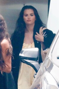 selena-gomez-leaving-a-beach-house-in-malibu-07-20-2024-4.jpg