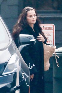 selena-gomez-leaving-a-beach-house-in-malibu-07-20-2024-5.jpg