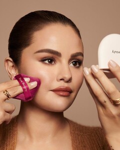 selena-gomez-rare-beauty-s-true-to-myself-tinted-pressed-finishing-powder-2024-3.jpg
