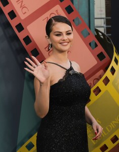 selena-gomez-slays-in-sparkly-lbd-at-only-murders-premiere-3.jpg