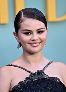 selena-gomez-slays-in-sparkly-lbd-at-only-murders-premiere-8.jpg