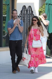 sofia-vergara-and-justin-saliman-shopping-in-los-angeles-07-13-2024-6.thumb.jpg.1c67335d65359fe9fcdf781022a05260.jpg