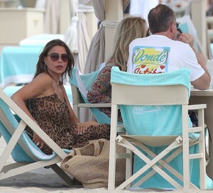 sofia-vergara-at-alpemare-beach-in-forte-dei-marmi-07-21-2024-2.jpg