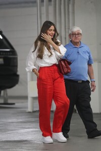sofia-vergara-out-for-lunch-in-beverly-hills-08-26-2024-0.jpg