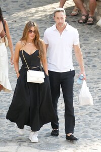sofia-vergara-s-chic-french-riviera-style-effortless-glamour-meets-casual-cool-1.jpg