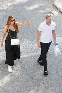 sofia-vergara-s-chic-french-riviera-style-effortless-glamour-meets-casual-cool-10.jpg