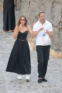sofia-vergara-s-chic-french-riviera-style-effortless-glamour-meets-casual-cool-14.jpg