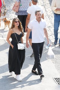 sofia-vergara-s-chic-french-riviera-style-effortless-glamour-meets-casual-cool-3.jpg