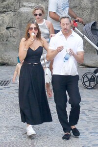 sofia-vergara-s-chic-french-riviera-style-effortless-glamour-meets-casual-cool-5.jpg