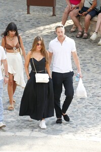 sofia-vergara-s-chic-french-riviera-style-effortless-glamour-meets-casual-cool-8.jpg