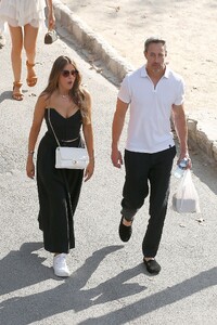 sofia-vergara-s-chic-french-riviera-style-effortless-glamour-meets-casual-cool-9.jpg