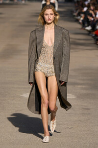 00003-stella-mccartney-spring-2024-ready-to-wear-credit-gorunway.thumb.jpg.0d92d5d18570ed816e1f78f79b07307a.jpg